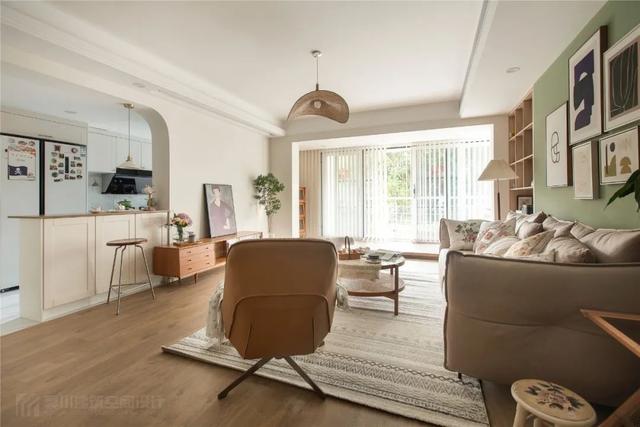 135㎡现代简约，温馨舒适的空间，加上草绿色的点缀，文艺舒适