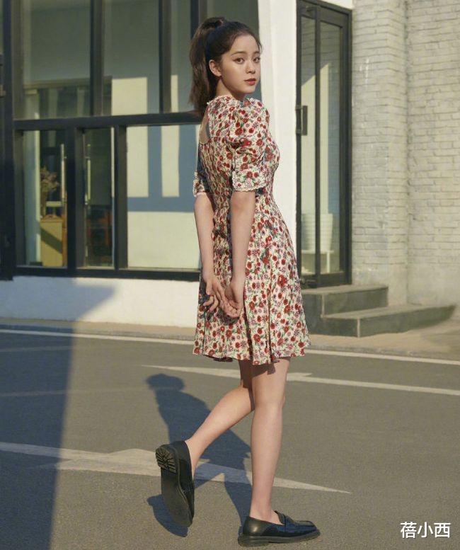 蓓小西|初秋出行怎么穿?欧阳娜娜手把手来教你,白色毛衣最百搭又时髦