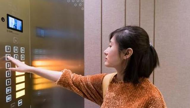 张俊的精彩 用一次1块钱,“刷脸电梯”入驻老旧小区,业主们却“吵翻天”