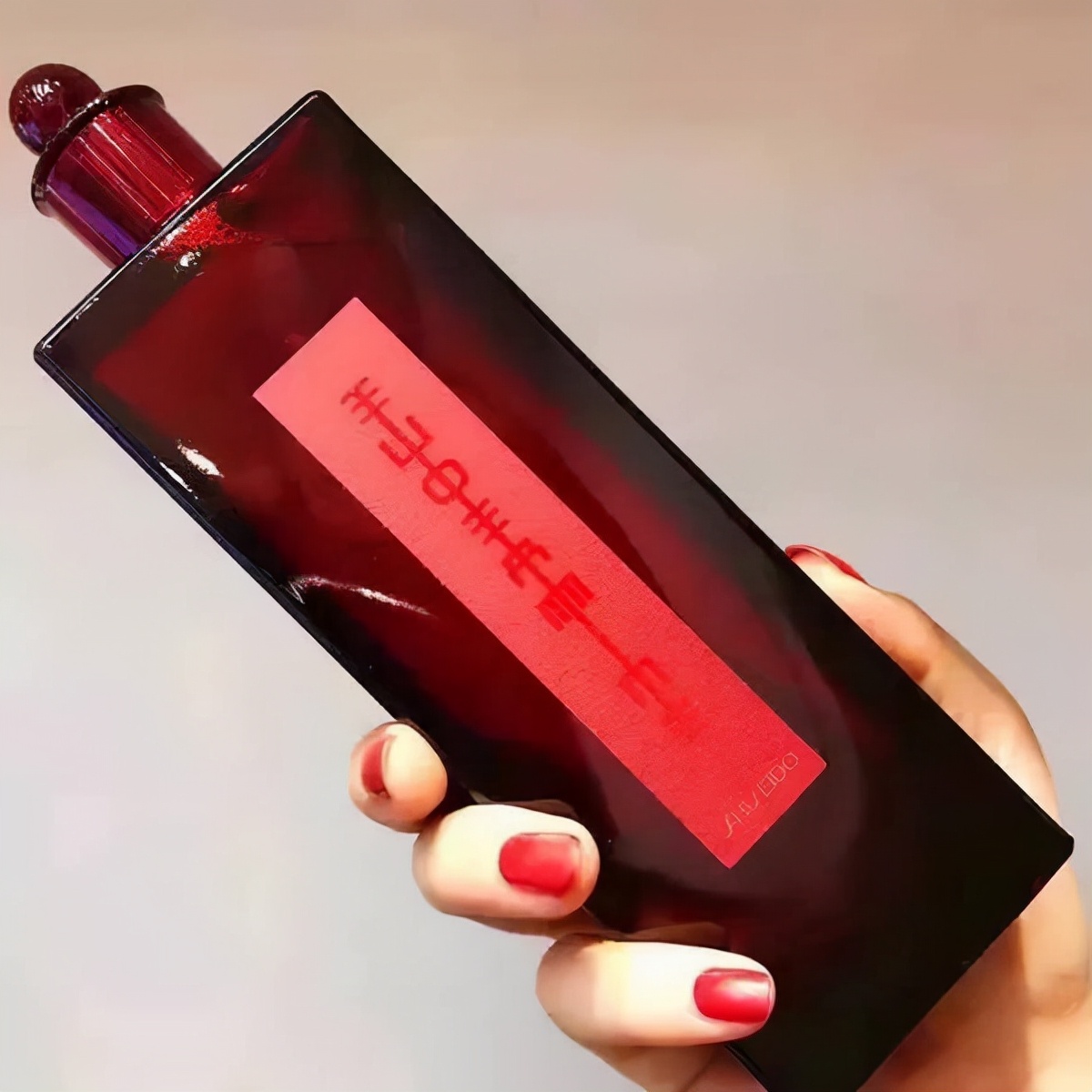 补水|爽肤水测评推荐：美白补水柔滑弹润，水莹剔透肌肤从此绽放美丽