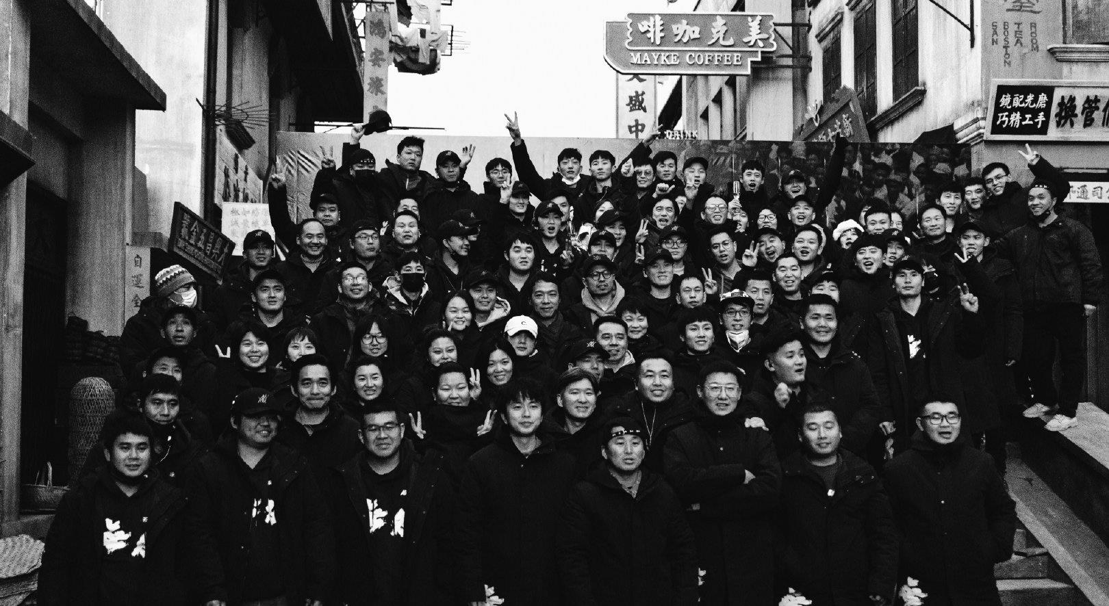 杀青|王一博《无名》杀青照曝光，笑容灿烂氛围好，却意外被法令纹抢镜