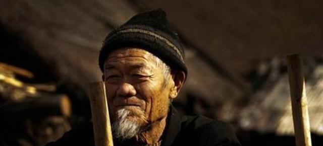 明儿说小|江苏6旬老人辛苦养大两儿子,晚年却无人问津,21万存款烧成灰