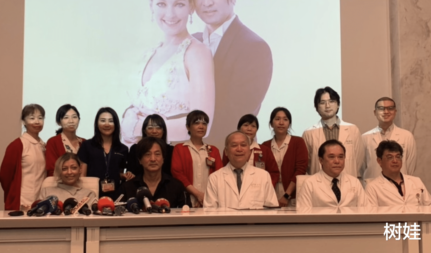 张洪量|61岁张洪量为救妻不惜捐肝，感恩妻子换肝成功，现场一度哽咽落泪