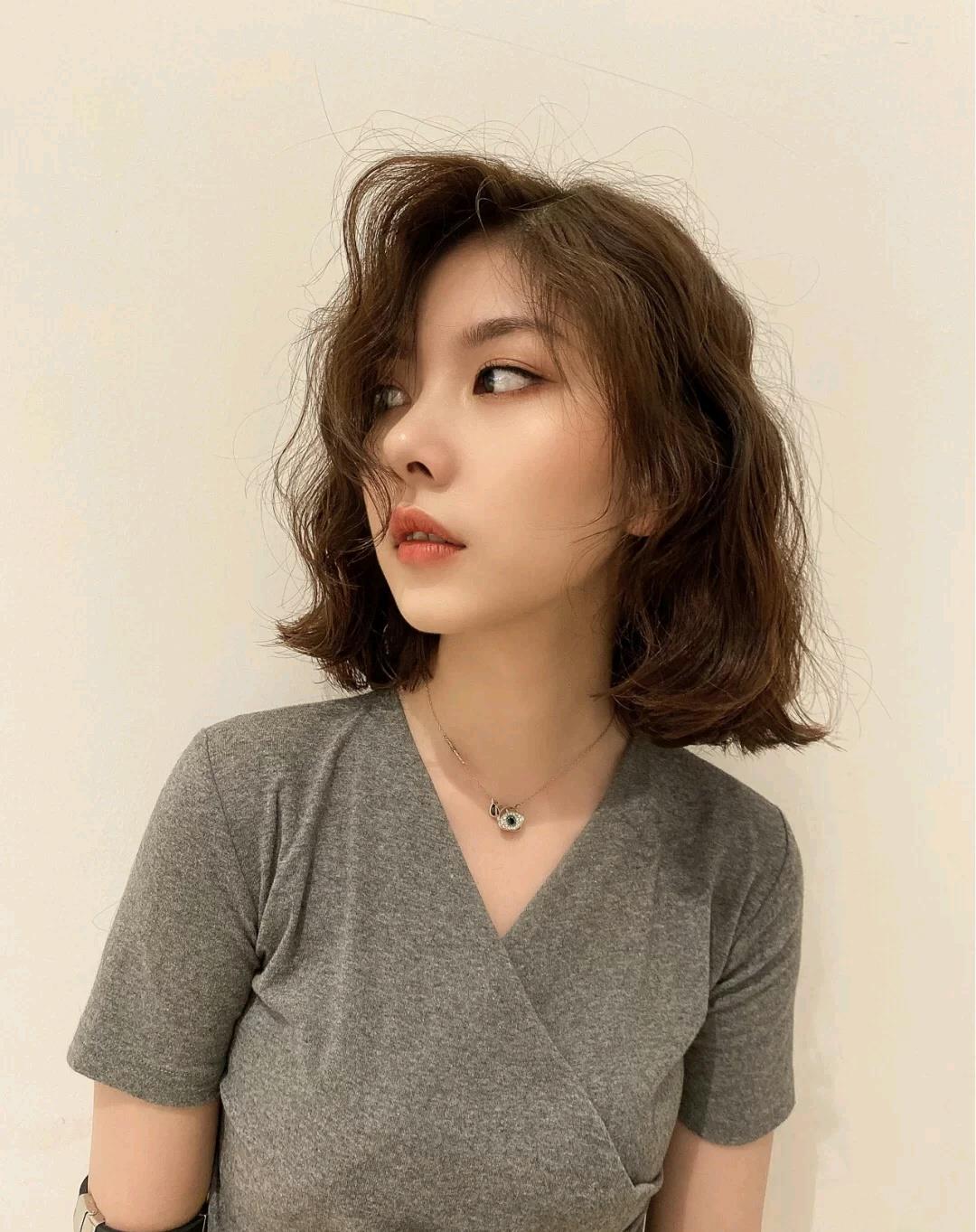 发型|今夏流行短发发型，减龄时尚不说还很显脸小，方脸女孩也适合