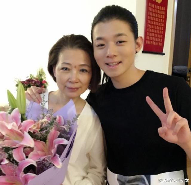 张哲瀚|霍尊与妈妈拍的婚纱照被扒出，母子行为举止过于亲密有点辣眼睛