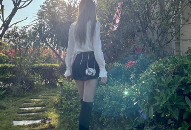 |腐团儿新年自拍明显增多，薄丝袜尽显女神气质，看到侧身照我服了