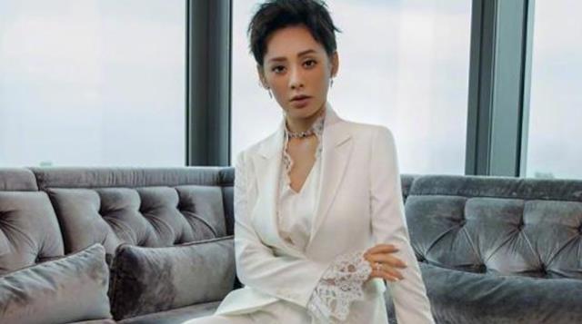 欧舒丹 宁静的私人化妆包，口红全是滞销色号，“蝴蝶睫毛”竟是自带的