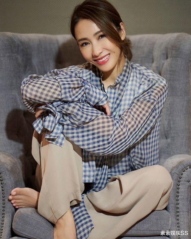 写真|黎姿在家中沙发上拍照，休闲装尽显优雅气质，闺蜜刘嘉玲点赞