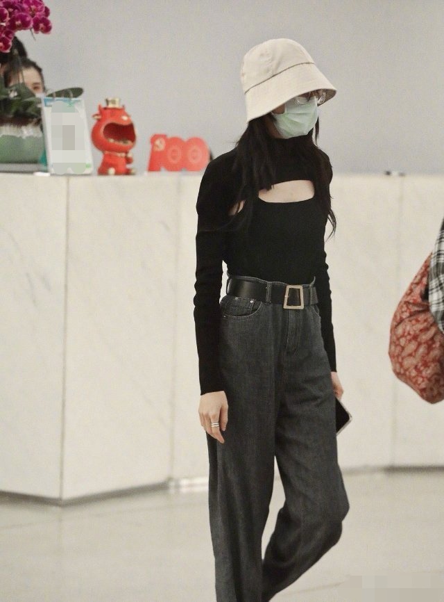 时尚课|迪丽热巴现身机场，穿镂空衣配阔腿裤，腕线过裆引好评