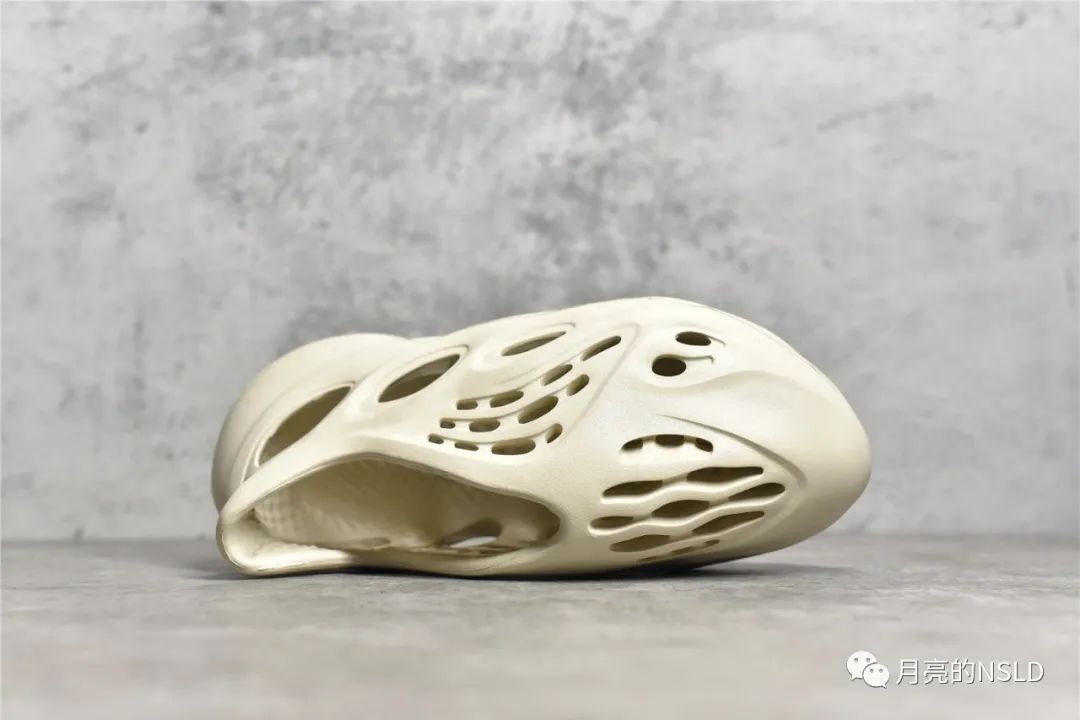 难舍离断|侃爷说yeezy洞洞鞋将改变认知和审美 祖国80年代的凉鞋不就这样？细节实拍揭秘告诉你制作真不难
