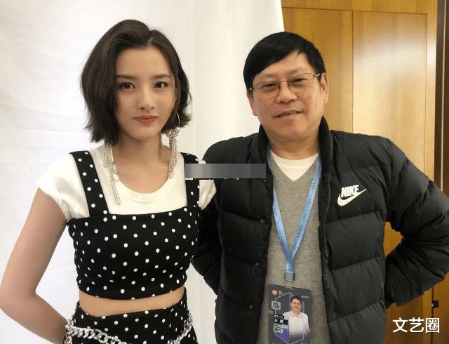 迪丽热巴|26位当红女星未修图曝光，与同一位工作人员合影，热巴惊艳赵丽颖温柔