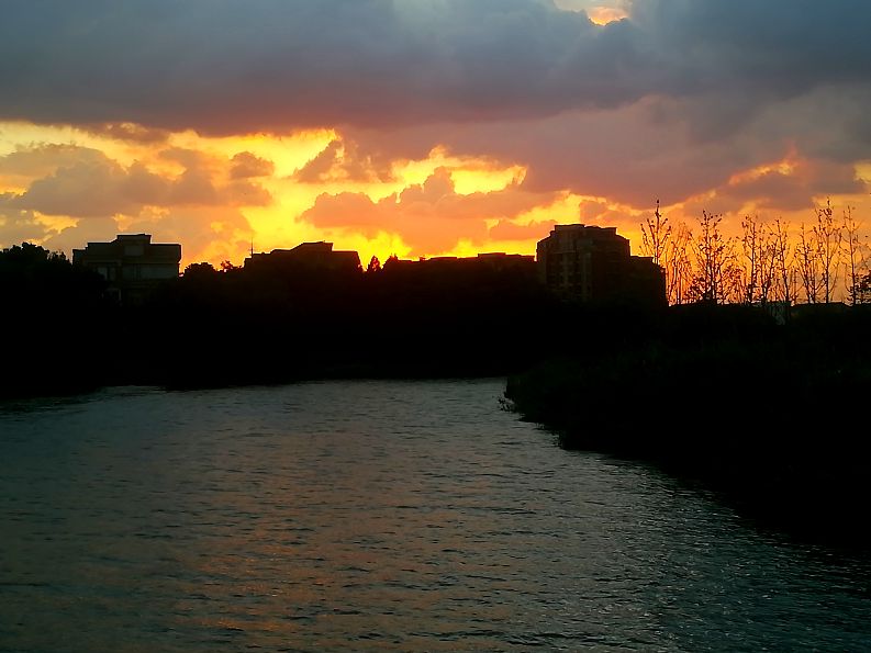 |霞光撒了一地，雨露随后就到？
