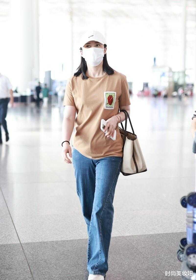 时尚美妆妞|蒋勤勤机场造型太真实，穿宽松T恤配牛仔裤，确实像大妈了