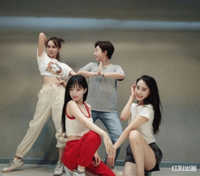 李小璐|李小璐被传和PGone复合后首现身！在家抹红唇跳辣舞，腰围绝了