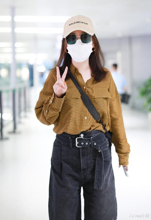 Ainee小屋|薛佳凝嫩回“哈妹”的状态,衬衫配五分裤,腰肢饱满又紧实