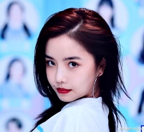 毛衣|安琦模仿Lisa成瘾?发型穿搭一模一样,网友:低配版都是赞美她了