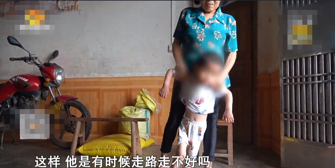 二婚生下脑瘫儿妻子提离婚,扔下儿子带着六岁女儿进城上学