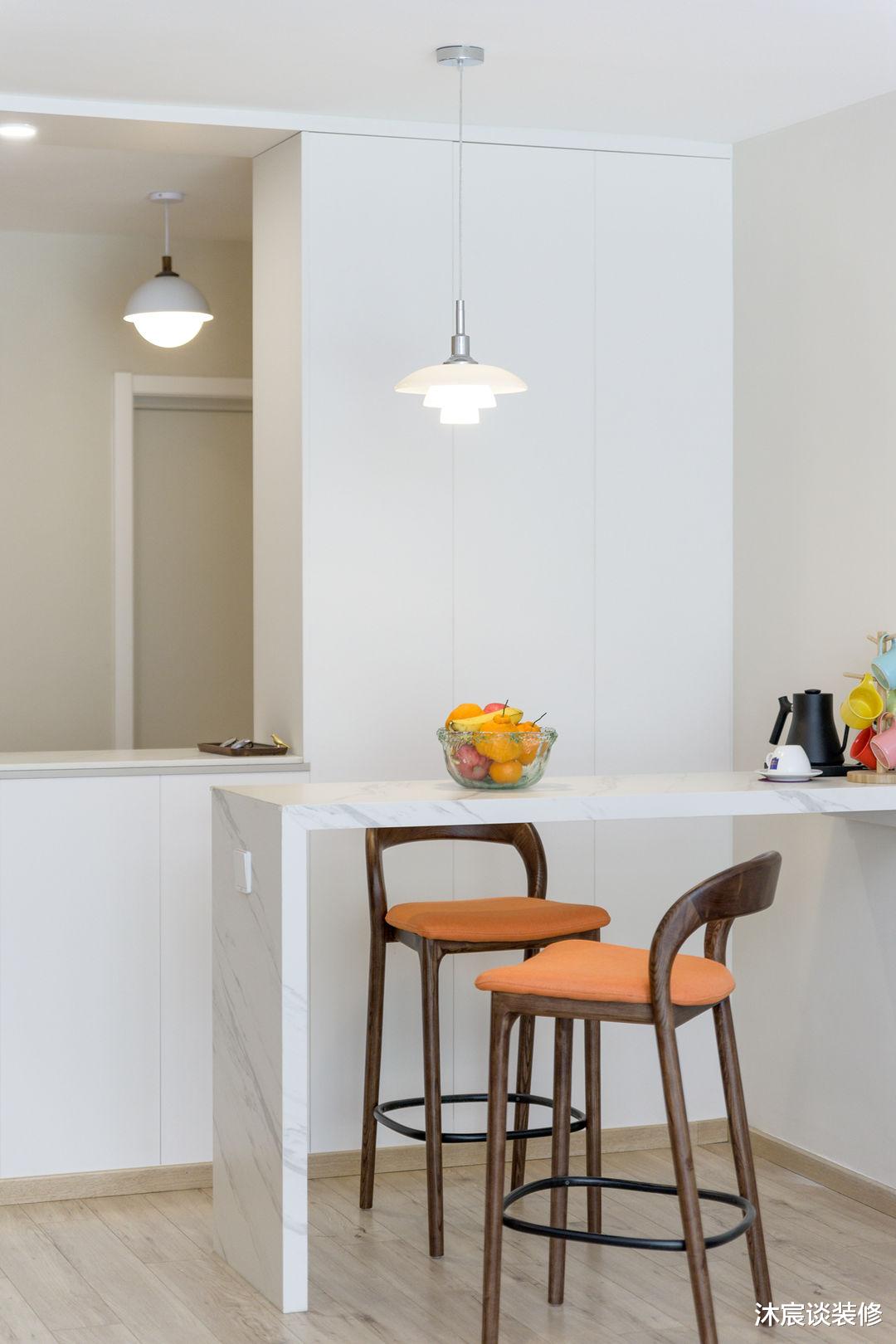 |她家不做吊顶也不做背景，不断给空间“减负”，真是越简单越好看