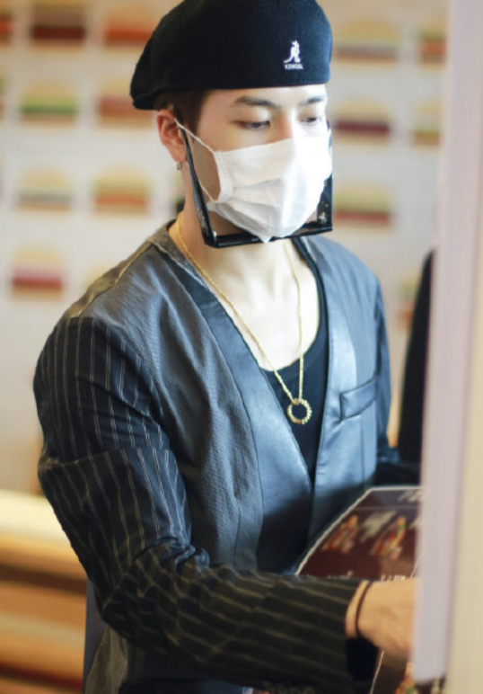 王嘉尔|王嘉尔给路过的小女孩提肩带，眼神温柔动作绅士，“救美”后自踩衣角