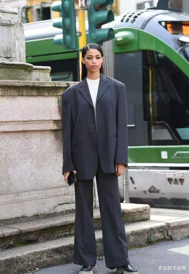 衣在配不在贵|徐冬冬身材好真占便宜，穿西装露出内搭一点不尴尬，反倒时髦显高