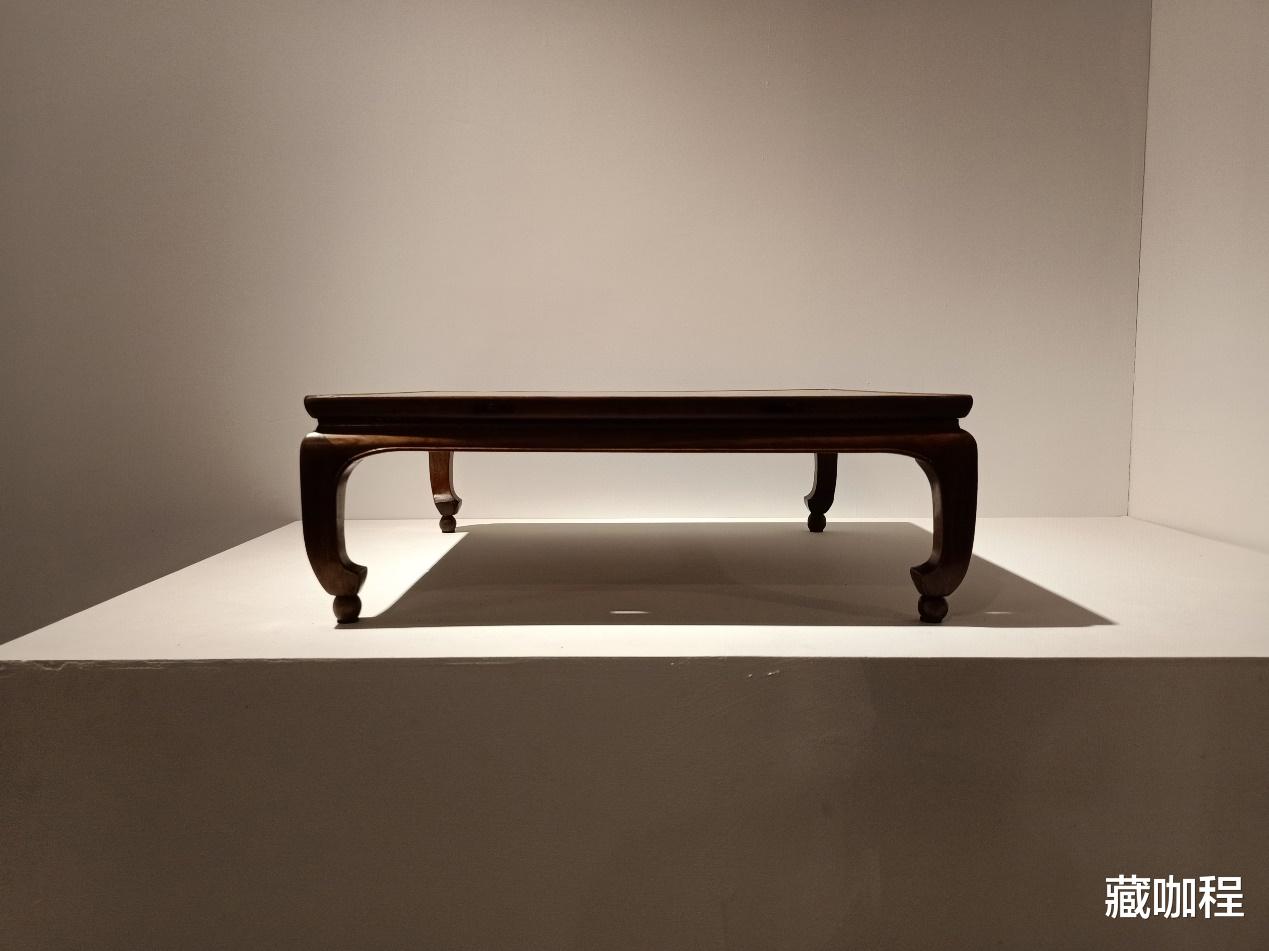 鼓腿彭牙香蕉足，黄花梨炕桌束腰打洼一木连做
