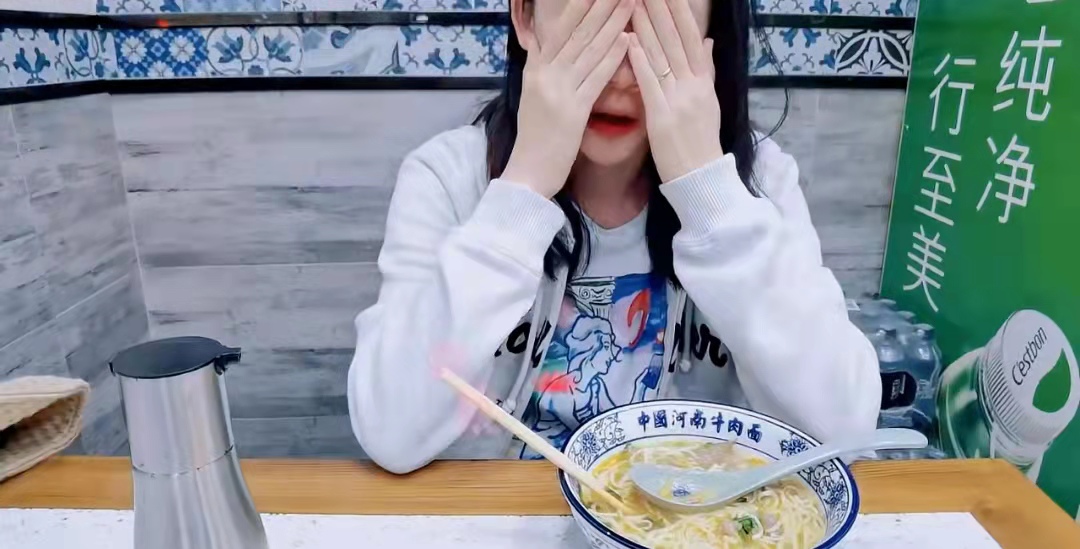 王一博|苗苗深夜拉着郑恺吃拉面，两人边骑车边哼着小调，生活气满满