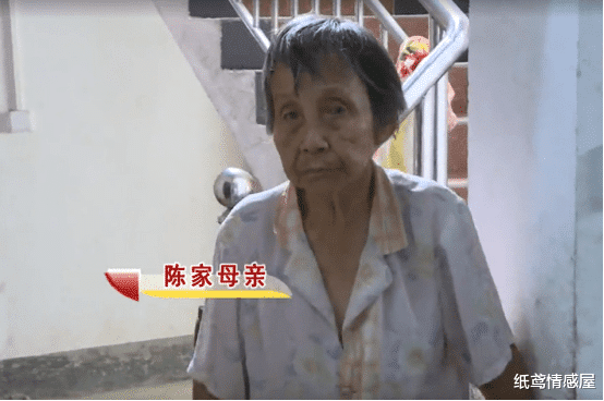 监控视频 90岁老父亲私藏20万存款，一墙之隔的60岁亲兄弟，将父母搬来搬去