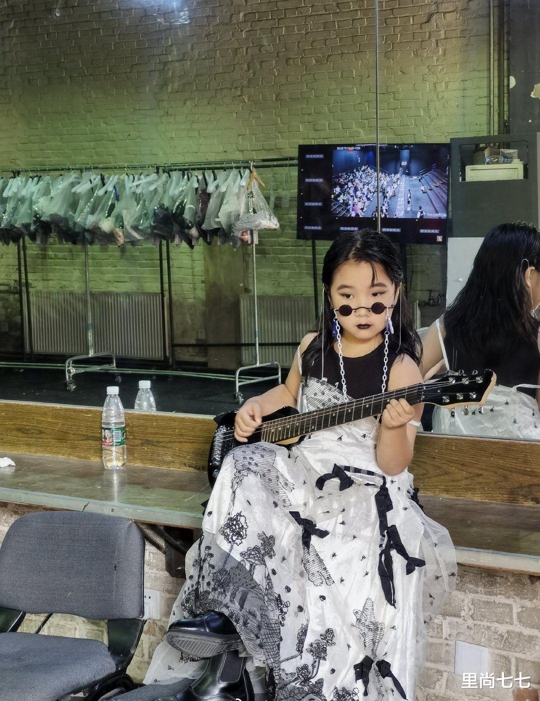 乔杉|乔杉妻子陪女儿走秀，7岁长女化浓妆拎吉他台风超炸，模样太像爸
