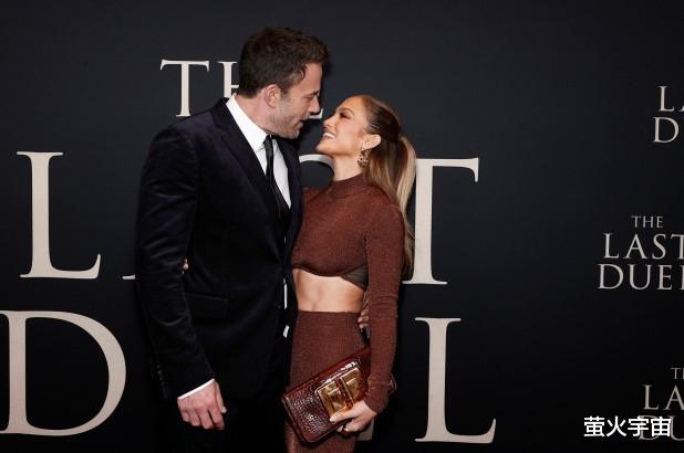 首映|大本带女友亮相首映，52岁“拉丁天后”腹肌线条太清晰，手包遮住热吻画面