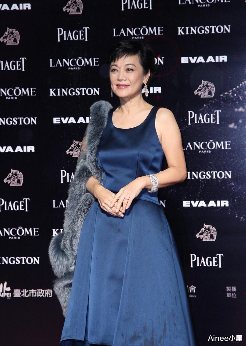 Ainee小屋 张艾嘉不被年龄限制，深蓝色背心裙显白皙肌肤，皮草穿一半挺大气