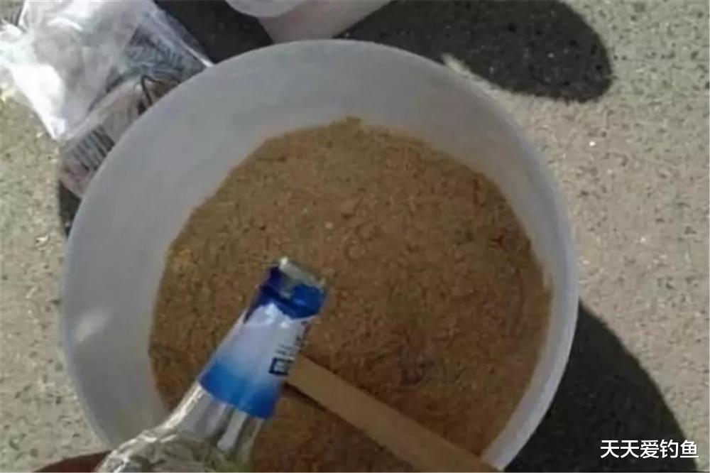 啤酒|三伏天钓鱼，用饵的几个“妙招”，用啤酒开饵最有特色