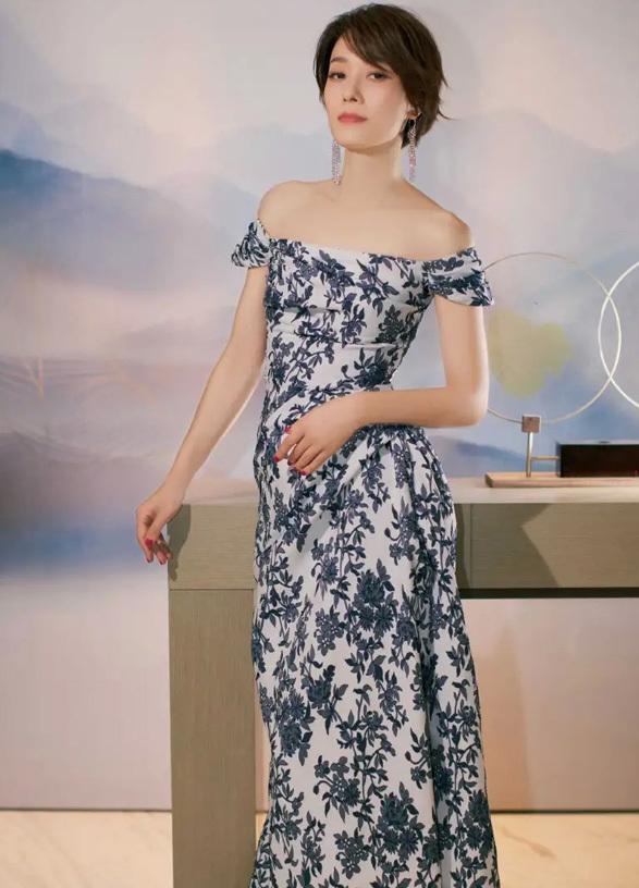 穿衣搭配|44岁马伊俐晒素颜照！脸部雀斑明显好高级，清爽短发似邻家妹妹