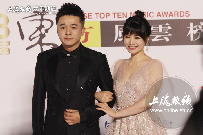 万蒂妮|上海电视台美女主播万蒂妮挽男伴走红毯露深V事业线，结果有人尴尬了