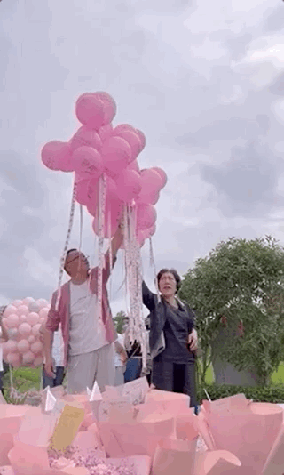 张静初|乔任梁34岁冥诞，父母现身墓地为儿子庆生，放飞粉色气球寄托哀思