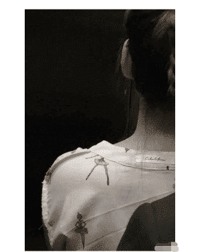 |“从领导办公室出来的女同事,这衣服怎么还穿反了?”