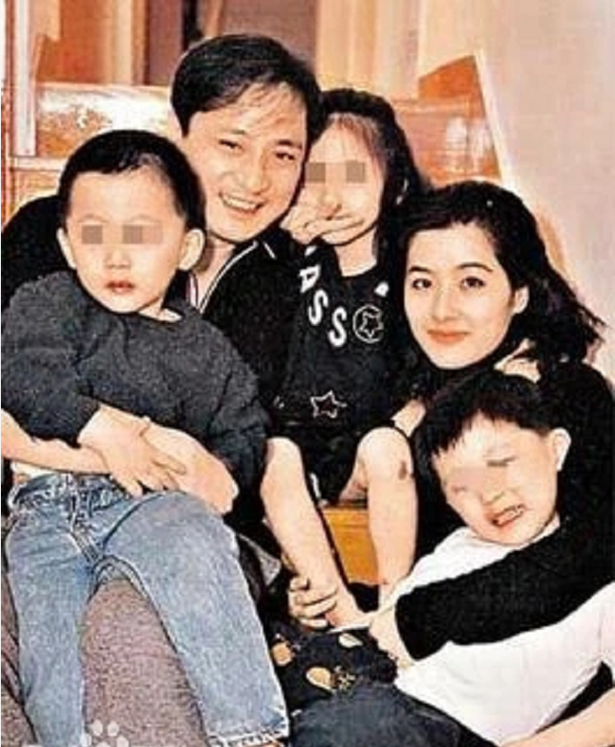 汤镇业|62岁汤镇业直播卖酒,插不上话呆站一旁显尴尬,小25岁娇妻超卖力