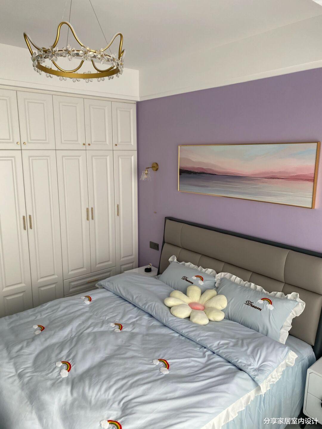 看她家准备要入住的新房,效果还不错,电视墙贴金属线条就很好看