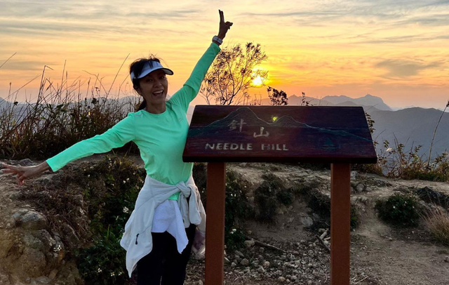 米雪|66岁米雪山间跑步被拍！薄背细腰大长腿吸睛，素颜出镜脸色蜡黄