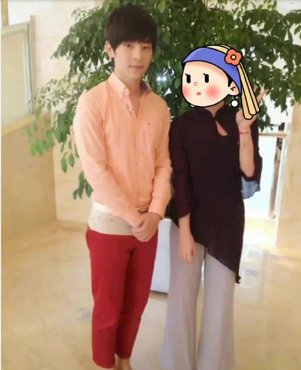 邓伦|邓伦旧照被扒，红裤子配人字拖，跟女生合照一脸拘谨