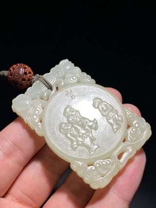 |清中期 芝亭款 和田玉籽料 白玉 童子嬉闹 踢毽图