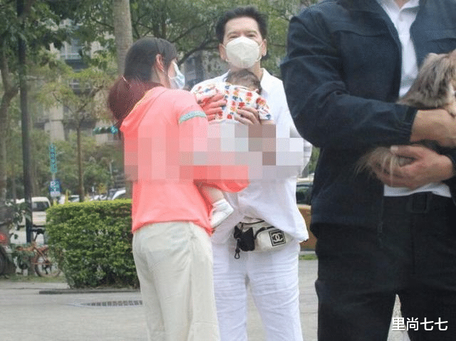 向华强|郭碧婷祖孙三代被偶遇，女儿哭一头汗伸手要妈妈，向华强不舍撒手