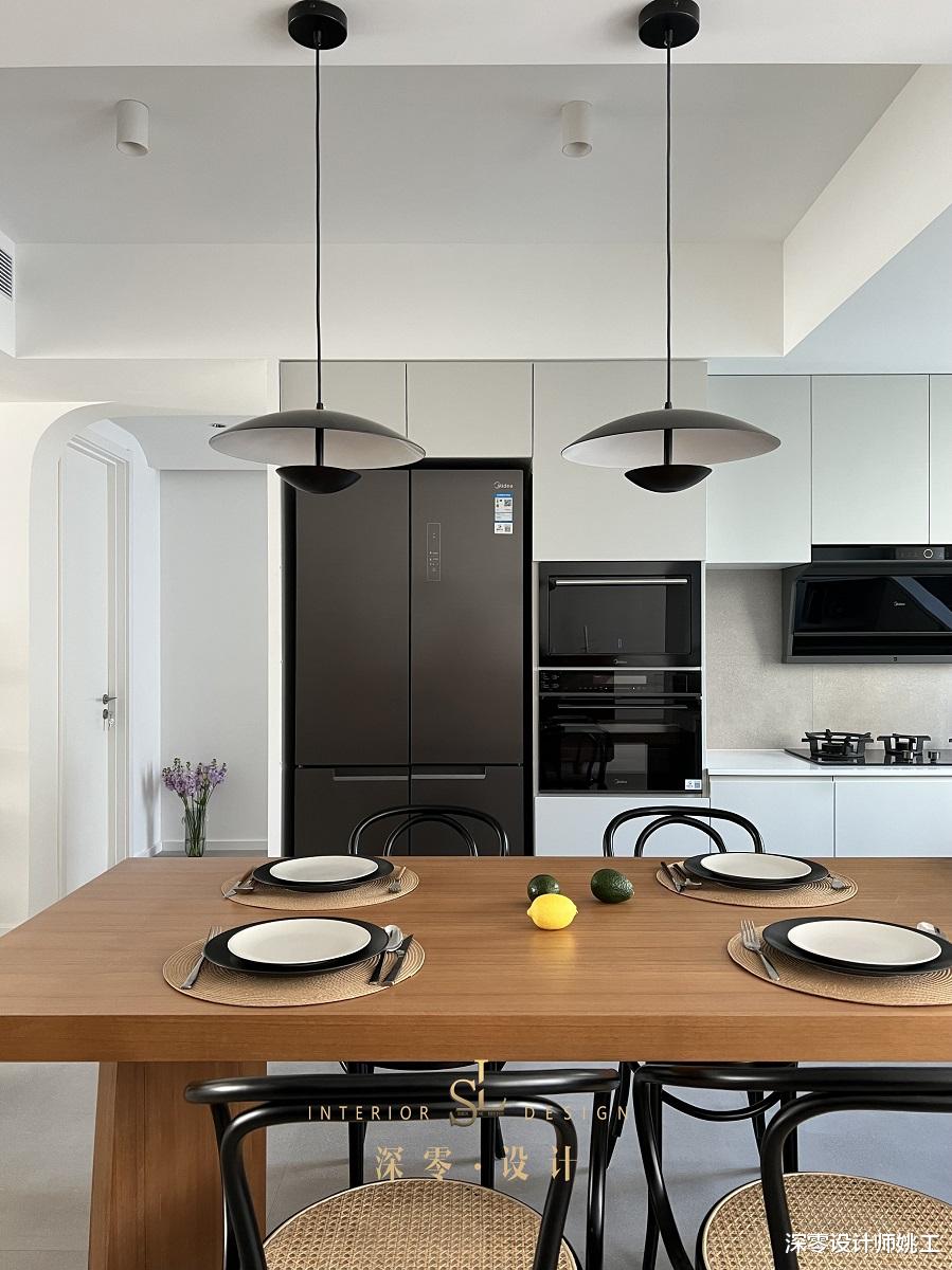 看他们清爽舒适的118㎡，厨房隔断半墙延伸吧台做餐桌，就餐的氛围就来了