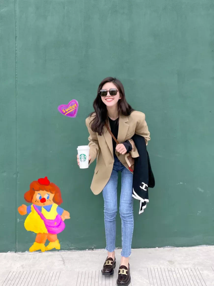 时尚圈的奇葩大喵|一件单品横扫整个秋季,高级耐看几年后照穿也不过时,不愧是经典