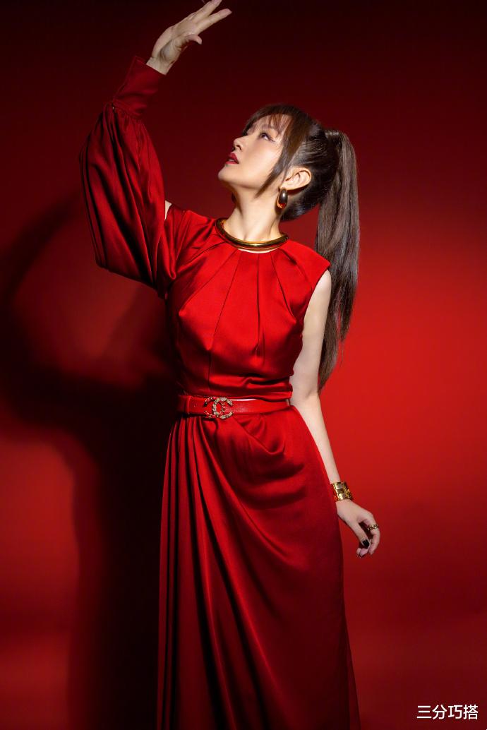 穿衣搭配|49岁杨钰莹美出了新高度，一身珠宝用料很扎实，搭高马尾辫太少女