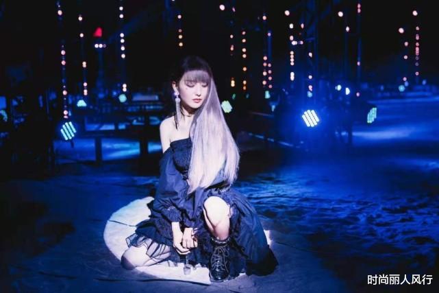 佟丽娅|佟丽娅这次“装嫩”终于顺眼了！穿女团装没翻车，剪短发太年轻