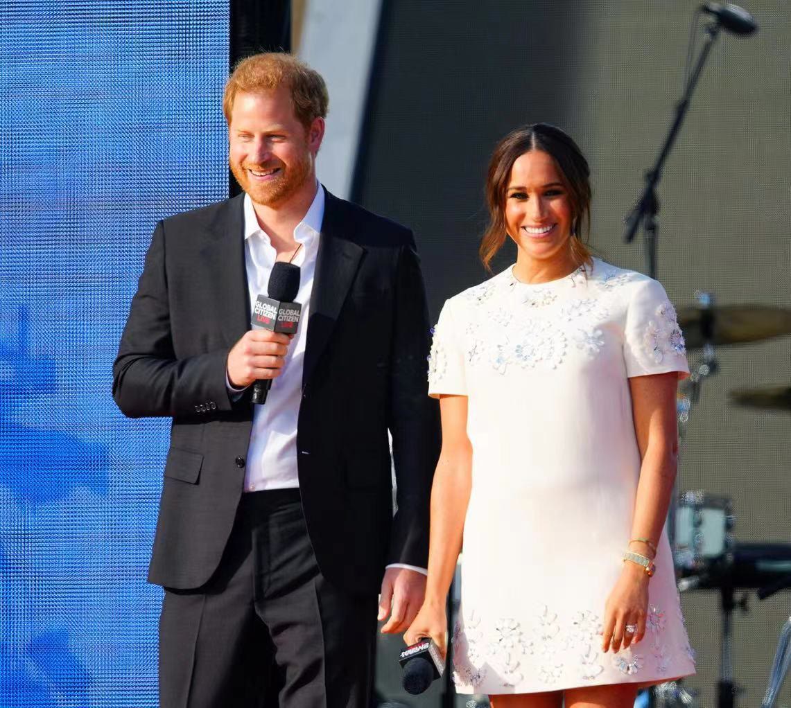 穿衣搭配|梅根哈里疯狂捞金！尊贵穿搭难掩虎背熊腰，二胎首亮相姿态大不同