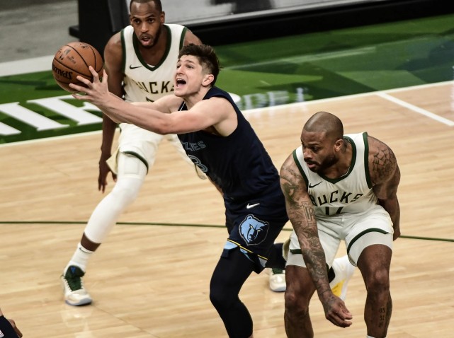 检察机关 3换1交易完成！25岁悍将联手字母哥，雄鹿年薪+奢侈税已达2亿美元