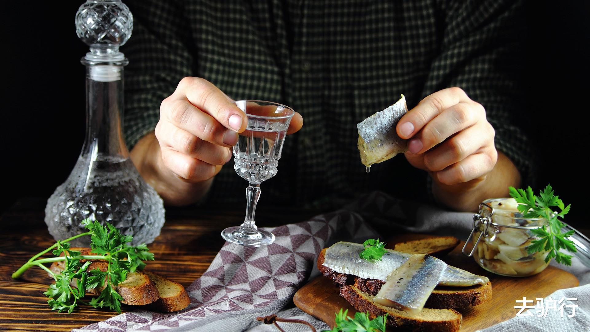 兰德酷路泽|俄罗斯富人区：千万富翁属于最底层，车库豪车太多布满灰尘