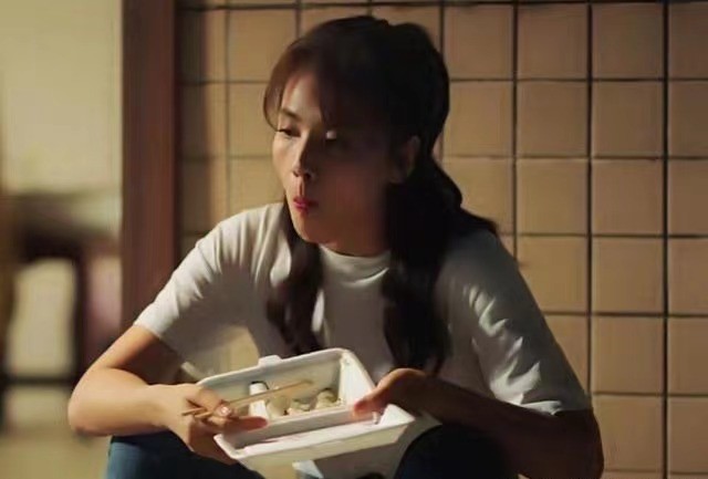 刘涛|吃得越真演技越稳！《星辰大海》刘涛吃盒饭，扯下多少演员遮羞布