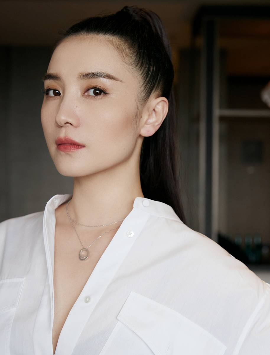 衬衫|职场穿搭只服宋佳，新剧中连穿6件衬衫好时髦，配低马尾真有气场